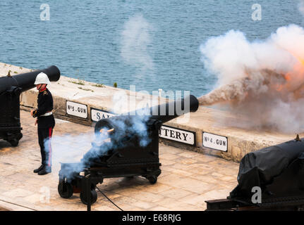 La cottura il mid-day gun, batteria a salve, Barracca Gardens, Valletta, Malta. Foto Stock