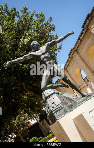 La statua di Enea da Ugo Attardi, Lower Barrakka Gardens, Valletta, Malta Foto Stock