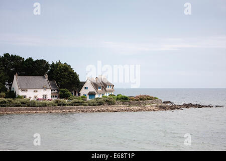 Case lungo la costa di La Trinité-sur-mer, Bretagna Francia Foto Stock