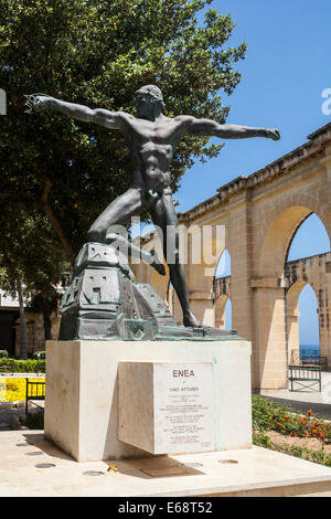 La statua di Enea da Ugo Attardi, Lower Barrakka Gardens, Valletta, Malta Foto Stock