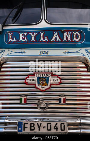 Vintage Leyland bus vista anteriore, Malta. Foto Stock