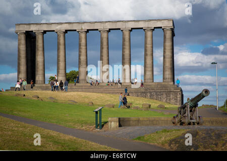 I turisti al di sotto della incompiuta Monumento Nazionale su Calton Hill, Edimburgo, Lothian, Scozia Foto Stock