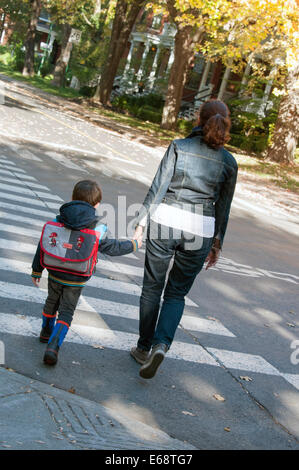 Adulto e bambino andare a scuola a piedi Foto Stock