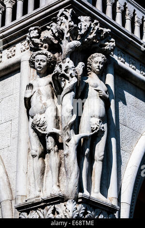 Dettaglio di Antonio Rizzo è Adam e vigilia scultura su Palazzo Ducale, Piazza San Marco, Venezia, Veneto, Italia. Foto Stock