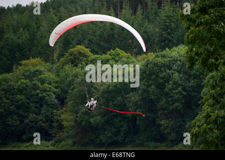 Parapendio volare verso il Green Man Festival 2014 sito. Foto Stock