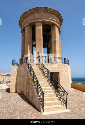 L assedio Bell War Memorial a Lower Barrakka Gardens, Valletta, Malta Foto Stock