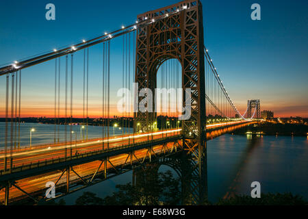 Il traffico mattutino incrocio tra il New Jersey e New York crea percorsi di luce sul ponte George Washington Bridge prima dell'alba. Foto Stock