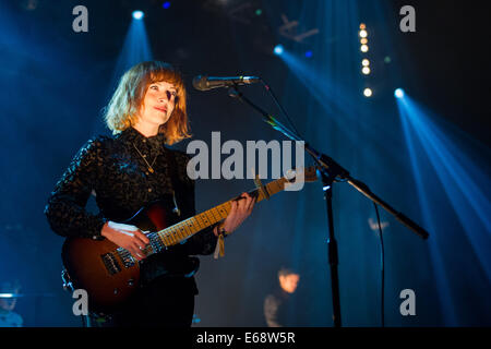 Elena Tonra della figlia effettua la tappa di montagna al Green Man Festival 2014. Foto Stock