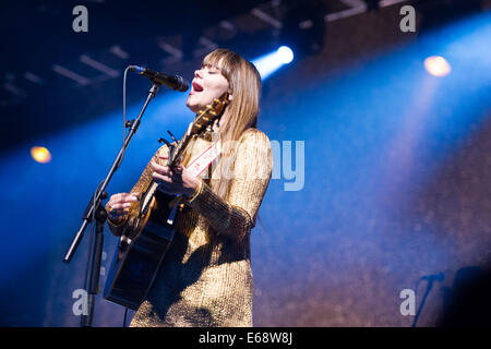 Klara Soderberg del Kit di primo soccorso esegue al Green Man Festival 2014. Foto Stock