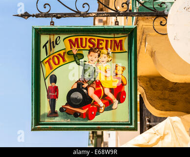 Segno appeso al di fuori del Museo del giocattolo, Valletta, Malta. Foto Stock