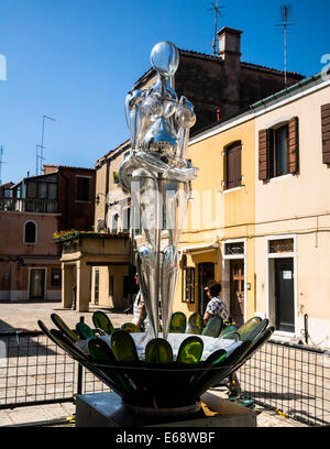 Vetro scultura astratta di una donna da parte di Denise Gemin, isola di Murano, Venezia, Veneto, Italia. Foto Stock