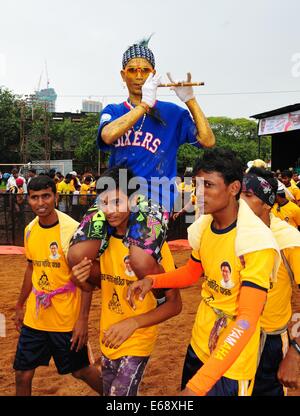 Mumbai, India. 18 Agosto, 2014. Indian giovani vestiti come Krishna partecipa alla celebrazione di Dahi Handi in Mumbai, India, Agosto 18, 2014. Dahi Handi è un festival indiano per contrassegnare la nascita del dio indù Krishna. Credito: Wang Ping/Xinhua/Alamy Live News Foto Stock