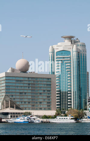 Aereo Jet aereo aereo su edificio per uffici nel porto Dubai Creek Al Hamriya District, Dubai, Emirati Arabi Uniti EMIRATI ARABI UNITI. Foto Stock