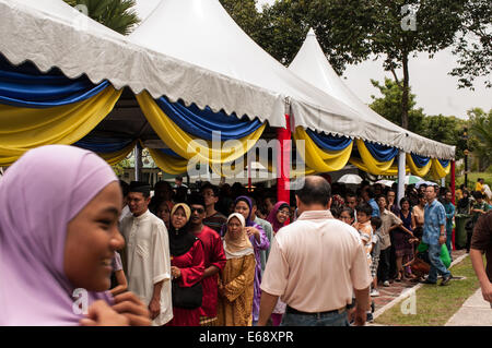 Persone allineando per la Malaysia Primo Ministro Najib Razak open house durante il hari raya celebrazione Foto Stock