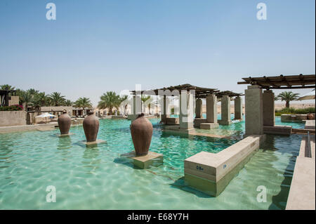 Piscina coperta vaso deserto area patio al Bab Al Shams Desert Resort & Spa. Dubai, Emirati Arabi Uniti EMIRATI ARABI UNITI. Foto Stock