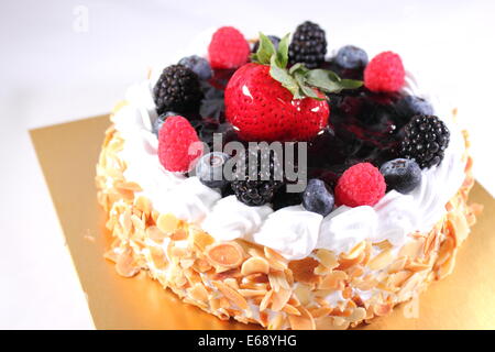 Un pezzo di mirtillo torta di formaggio su una piccola piastra, il topping è fragola. Foto Stock