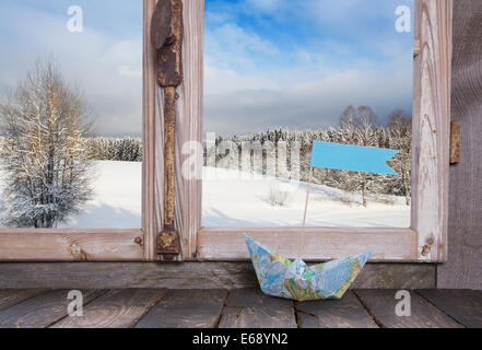 Vacanze inverno concetto: di legno davanzale con barca a vela e il paesaggio innevato. Foto Stock