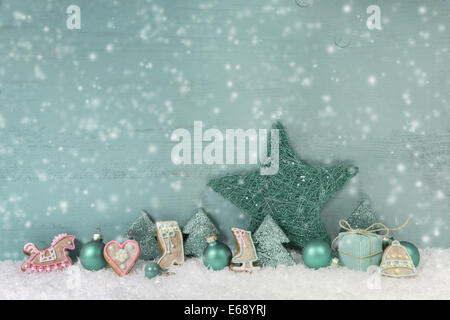 Snowy merry christmas background in menta di colore verde con decoro. Foto Stock