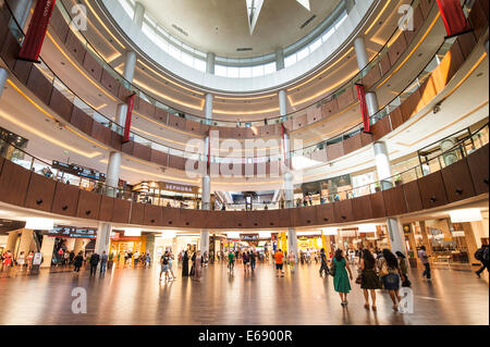 Atrium cupola multi piano negozi i negozi del centro commerciale di Dubai World il più grande centro commerciale di Dubai, Emirati Arabi Uniti EMIRATI ARABI UNITI. Foto Stock