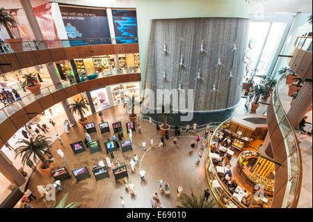 I subacquei fontana scultura multi piano negozi i negozi del centro commerciale di Dubai World il più grande centro commerciale di Dubai, Emirati Arabi Uniti EMIRATI ARABI UNITI. Foto Stock