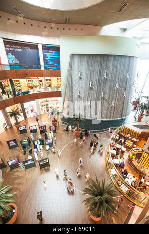 I subacquei fontana scultura multi piano negozi i negozi del centro commerciale di Dubai World il più grande centro commerciale di Dubai, Emirati Arabi Uniti EMIRATI ARABI UNITI. Foto Stock