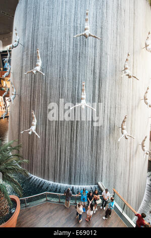 I subacquei fontana scultura multi piano negozi i negozi del centro commerciale di Dubai World il più grande centro commerciale di Dubai, Emirati Arabi Uniti EMIRATI ARABI UNITI. Foto Stock