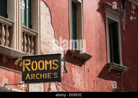 Segno pubblicità camere sul vecchio guest house a Venezia. Foto Stock