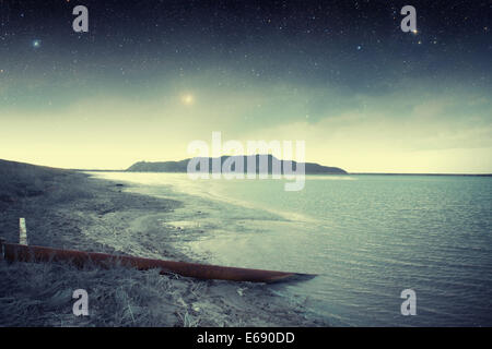 Il fumo della fabbrica da un tubo su uno sfondo del lago al tramonto. Gli elementi di questa immagine fornita dalla NASA Foto Stock