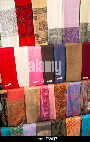 Shemagh foulard arabi hijab scialle Suk di tessili a Bur Dubai, Dubai, Emirati Arabi Uniti EMIRATI ARABI UNITI. Foto Stock