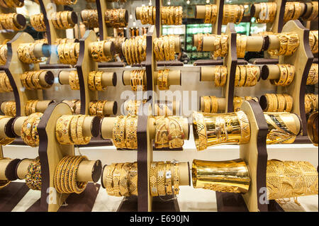 Oro Gioielli Anelli Bracciali in Deira Gold Souk Mercato, Dubai Emirati Arabi Uniti EMIRATI ARABI UNITI. Foto Stock