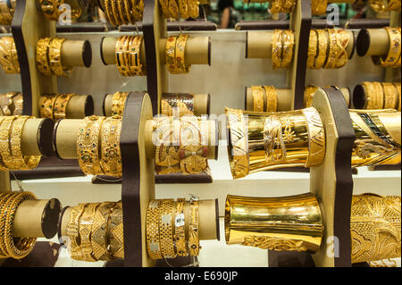 Oro Gioielli Anelli Bracciali in Deira Gold Souk Mercato, Dubai Emirati Arabi Uniti EMIRATI ARABI UNITI. Foto Stock