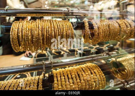 Oro Gioielli Anelli Bracciali in Deira Gold Souk Mercato, Dubai Emirati Arabi Uniti EMIRATI ARABI UNITI. Foto Stock