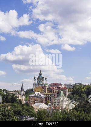 Agosto 18, 2014 - vista aerea di Andrew è in discesa da Zamkovaja (Castello) Monte, Kiev, Ucraina. Sant'Andrea Chiesa ortodossa è una grande chiesa barocca a Kiev, Ucraina. La chiesa fu costruita nel 1747''"1754, su disegno dell'architetto italiano Bartolomeo Rastrelli. © Igor Golovniov/ZUMA filo/Alamy Live News Foto Stock