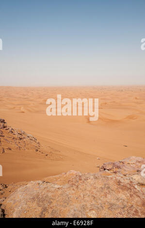 Il deserto al di fuori di Dubai, Emirati arabi uniti (EAU). Foto Stock