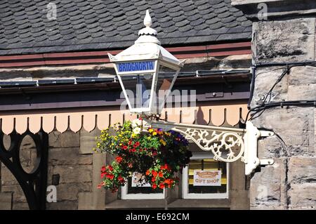 Ferro battuto lanterna sul lato della stazione ferroviaria Edificio, Bridnorth, Shropshire, Inghilterra, Regno Unito, Europa occidentale. Foto Stock