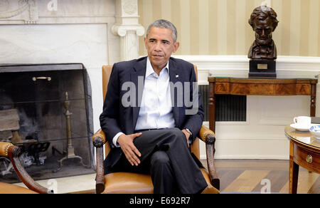 Washington, DC. 18 Agosto, 2014. Il Presidente degli Stati Uniti Barack Obama incontra con il Procuratore Generale titolare nell'Ufficio Ovale della Casa Bianca per ricevere un aggiornamento sulla situazione di Ferguson, Missouri Agosto 18, 2014 a Washington, DC. Foto: Olivier Douliery /dpa/ Piscina via CNP - NESSUN SERVIZIO DI FILO-/dpa/Alamy Live News Foto Stock