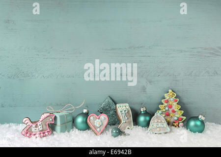 Shabby Chic decorazione di Natale in menta verde sullo sfondo di legno. Foto Stock