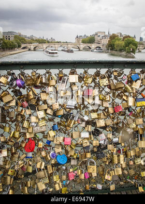 Gli amanti della romantica lucchetti sul Ponts des Arts Parigi Francia Foto Stock