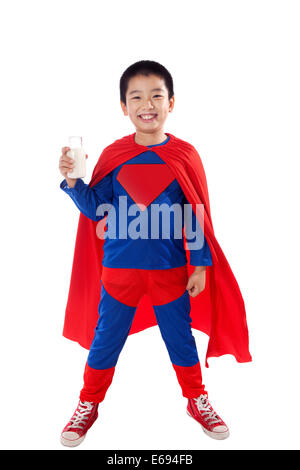 Ritratto di un ragazzo in costume superman che tiene una borsa di confetti  in strada durante il Carnevale di Limassol, Cipro, 1 marzo 2020 Foto stock  - Alamy