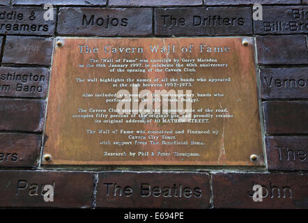 La parete della caverna di fama, sui Beatles o Matthew Street, Liverpool, il Merseyside, England, Regno Unito Foto Stock