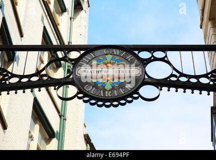 Segno per Matthew Street nel famoso Beatles Cavern Quarter, a Liverpool, il Merseyside, NW England, Regno Unito Foto Stock