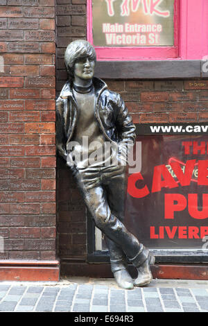 Statua di Beatle John Lennon, su Matthew Street, Liverpool, il Merseyside, in NW England, Regno Unito Foto Stock