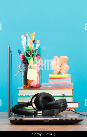 Accessori per la scuola sul desktop vuoto con sfondo blu Foto Stock