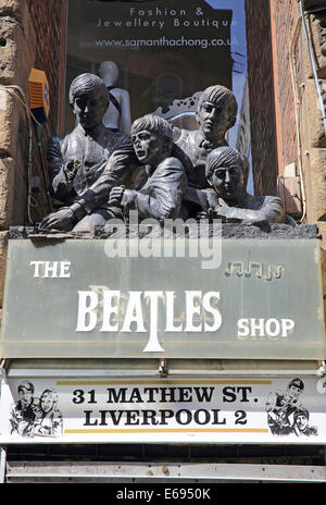 Statua di Beatles gruppo pop su un Beatles souvenir shop su Matthew Street, Liverpool, il Merseyside, NE L'Inghilterra, Regno Unito Foto Stock