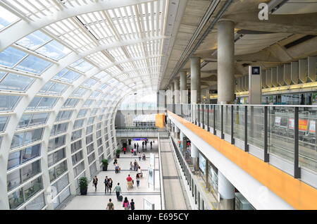 I passeggeri in aeroporto lobby on April 19, 2014 a Hong Kong, Cina. Foto Stock