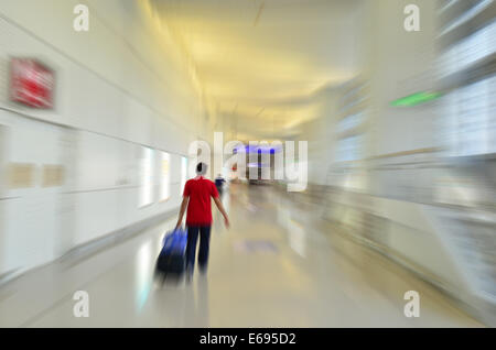 Il movimento di un viaggiatore in aeroporto Foto Stock