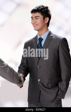 Imprenditori stringono le mani Foto Stock