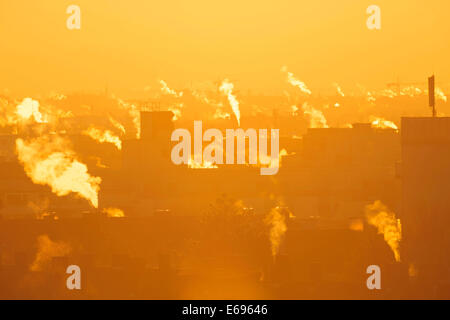 Comignoli fumanti all'alba in condizioni climatiche molto fredde, Monaco di Baviera, Baviera, Baviera, Germania Foto Stock