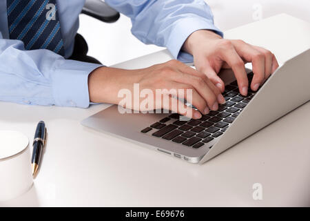 Close-up di mani la digitazione Foto Stock