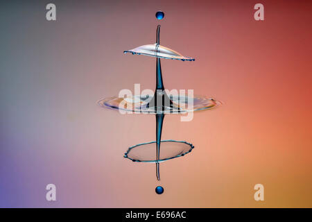 Tre gocce urtano, la prima costituisce una colonna, la seconda produce lo scudo, seguita dalla terza, controllato digitalmente con Foto Stock